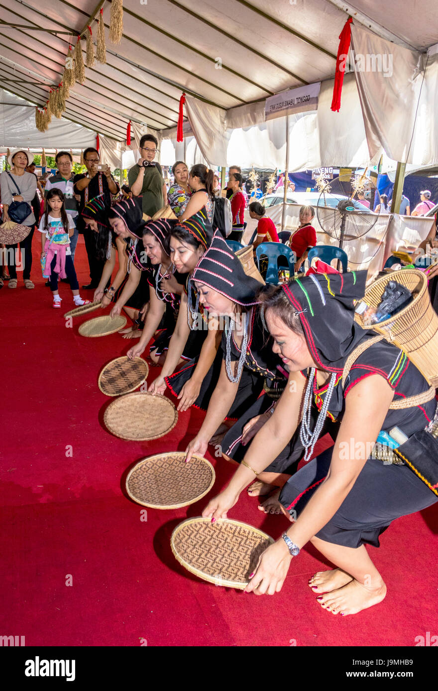 Dusan Tagahas Marudu de Kota à Pesta Kaamatan ou Hogkod Koisaan au festival des récoltes à Kota Kinabalu Sabah KDCA Malaisie Banque D'Images