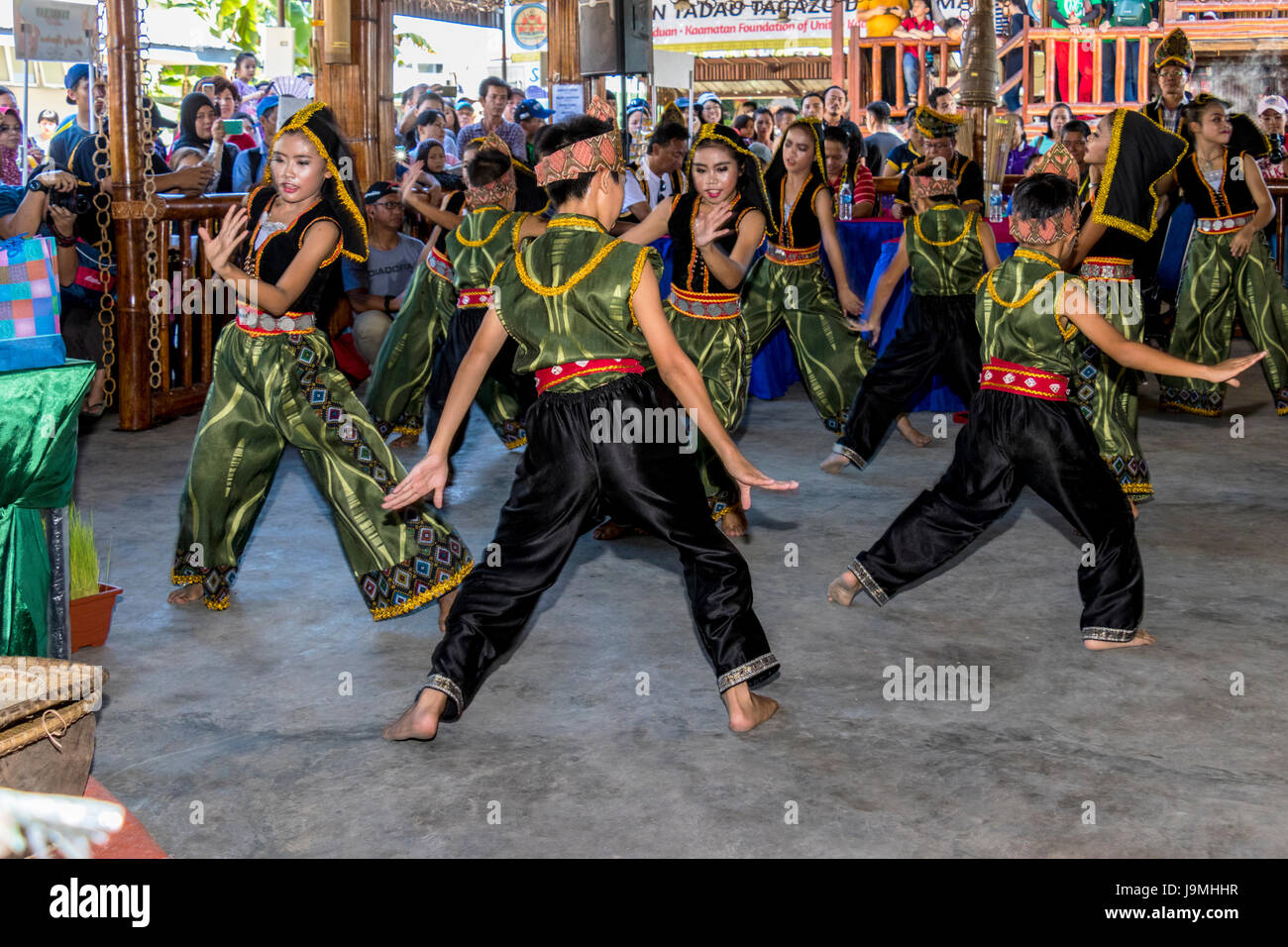 Rassemblement de groupes autochtones kadazandusan sur dernier jour de Pesta Kaamatan ou Hogkod Koisaan au festival des récoltes KDCA à Kota Kinabalu Sabah Malaisie Banque D'Images