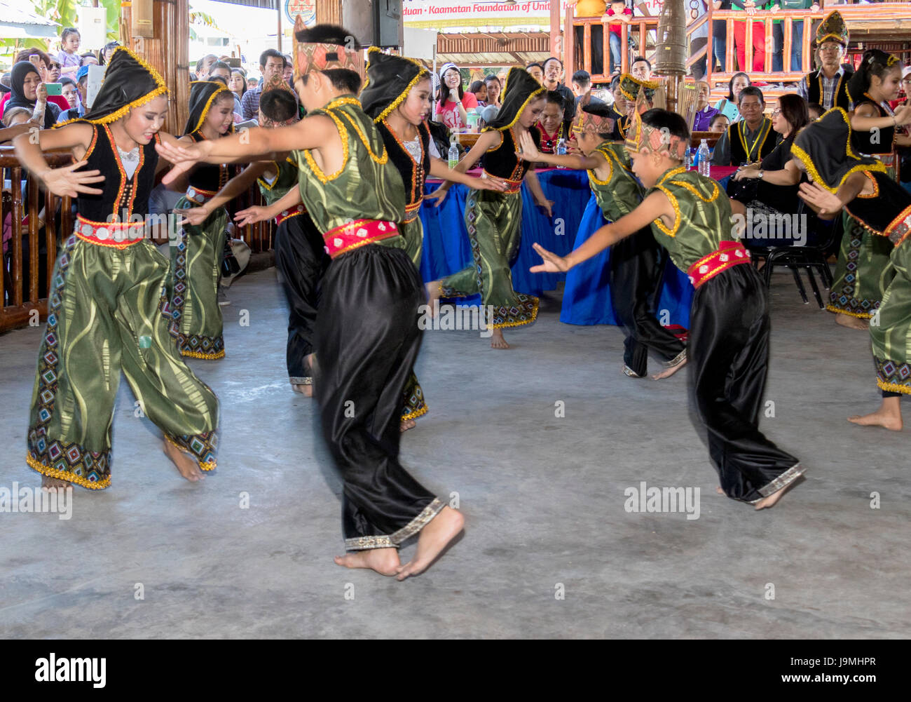 Rassemblement de groupes autochtones kadazandusan sur dernier jour de Pesta Kaamatan ou Hogkod Koisaan au festival des récoltes KDCA à Kota Kinabalu Sabah Malaisie Banque D'Images