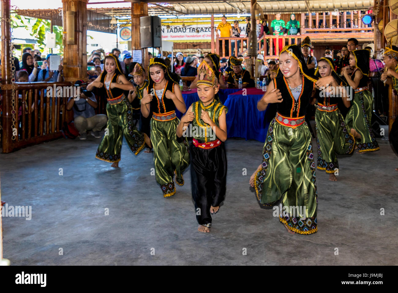 Rassemblement de groupes autochtones kadazandusan sur dernier jour de Pesta Kaamatan ou Hogkod Koisaan au festival des récoltes KDCA à Kota Kinabalu Sabah Malaisie Banque D'Images
