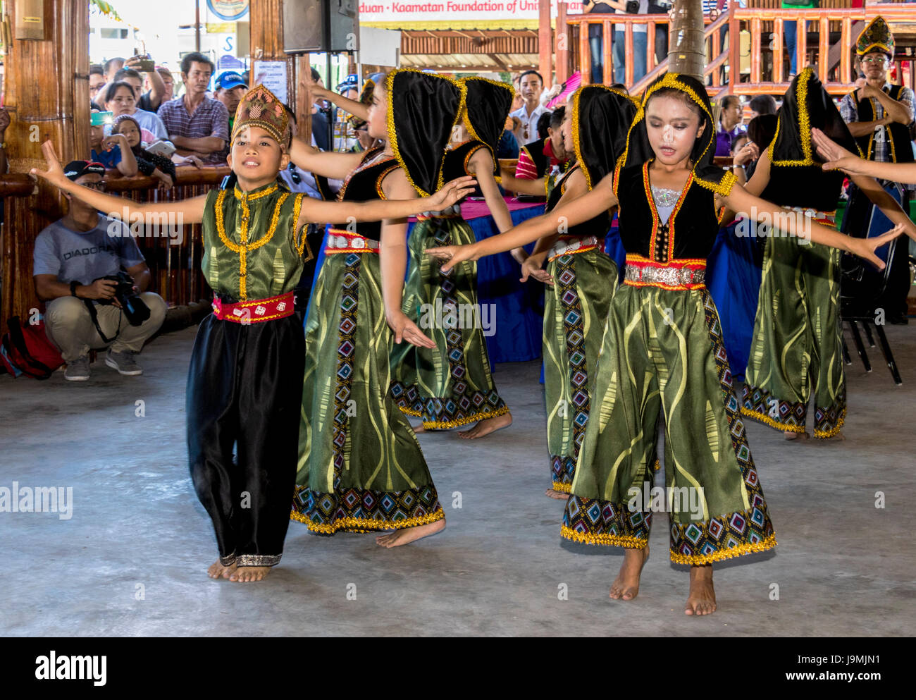 Rassemblement de groupes autochtones kadazandusan sur dernier jour de Pesta Kaamatan ou Hogkod Koisaan au festival des récoltes KDCA à Kota Kinabalu Sabah Malaisie Banque D'Images