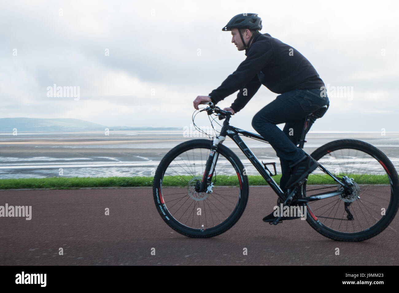 Équitation, vélo Vélos,vélo,,location,PAR,les,mer,route,4,Llanelli millénaire,coast,chemin,côtières,Ouest,au Pays de Galles, Royaume-Uni,Gallois,UK,GB,Europe Banque D'Images