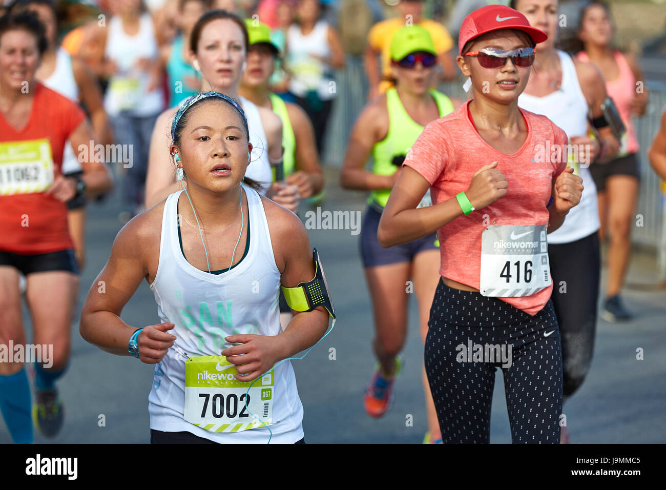 Déterminer l'approche de l'Athlète féminine la ligne d'arrivée dans les Nike femme Demi-marathon, San Francisco, Californie, USA. Banque D'Images