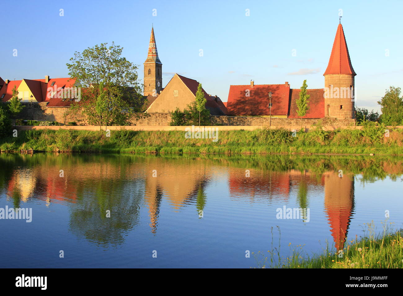 Tower, romantique, mur, miroir, lumière du soir, les murailles de la ville, l'eau douce, lac, Banque D'Images