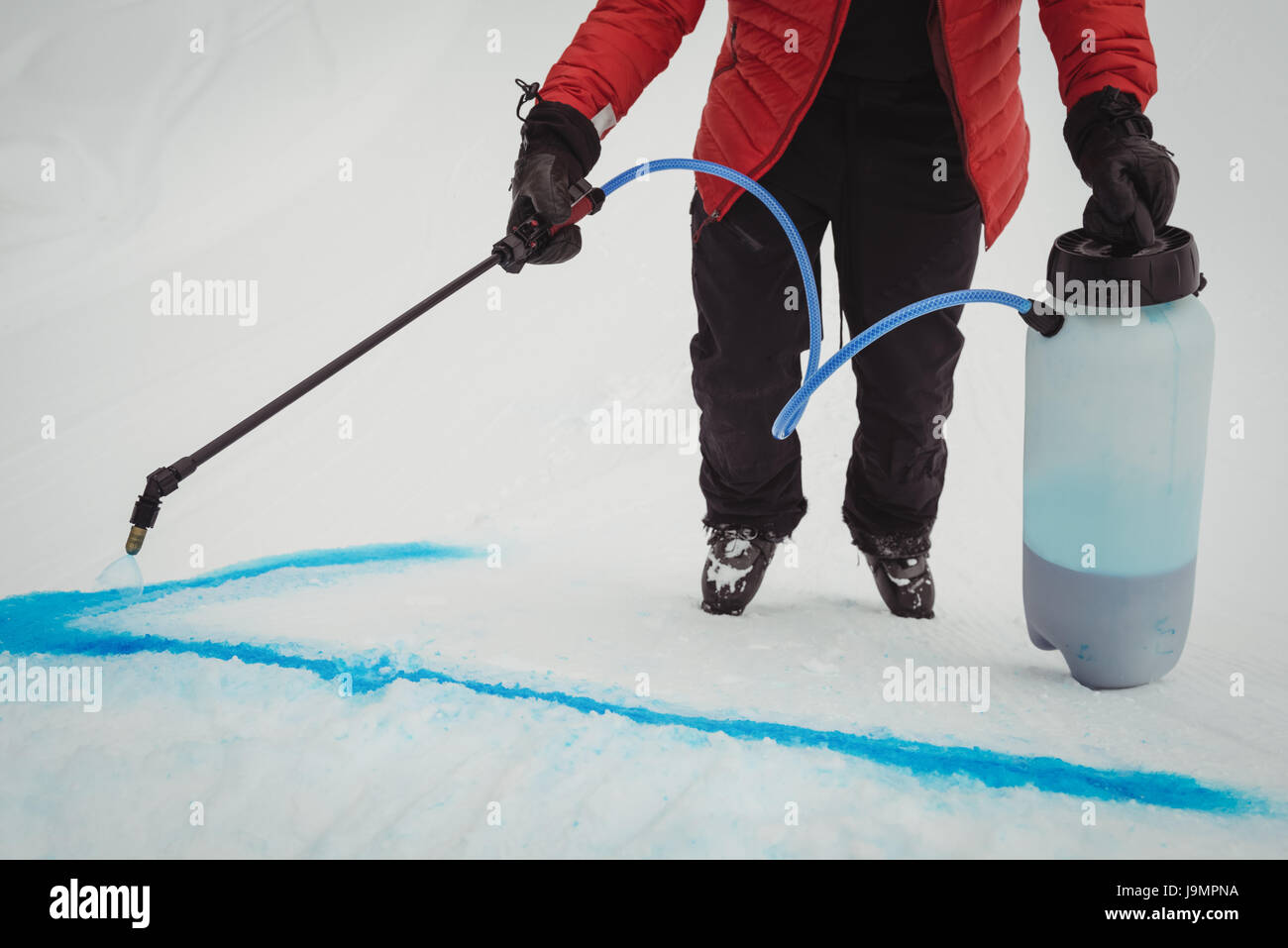 La piste de course de bleuissement skieur dans station de ski Banque D'Images