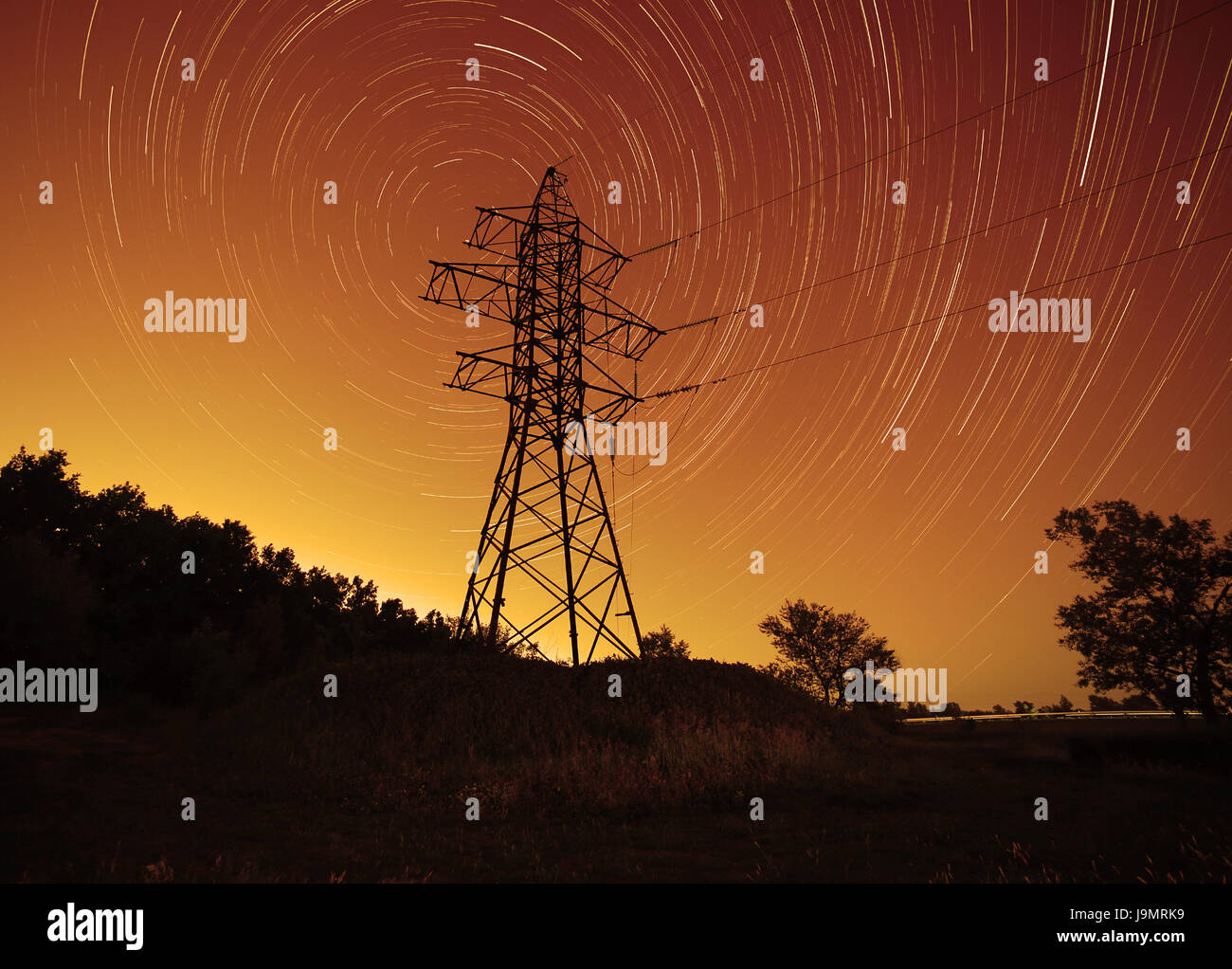 L'énergie de l'espace : tour de transmission contre star trails in night sky Banque D'Images