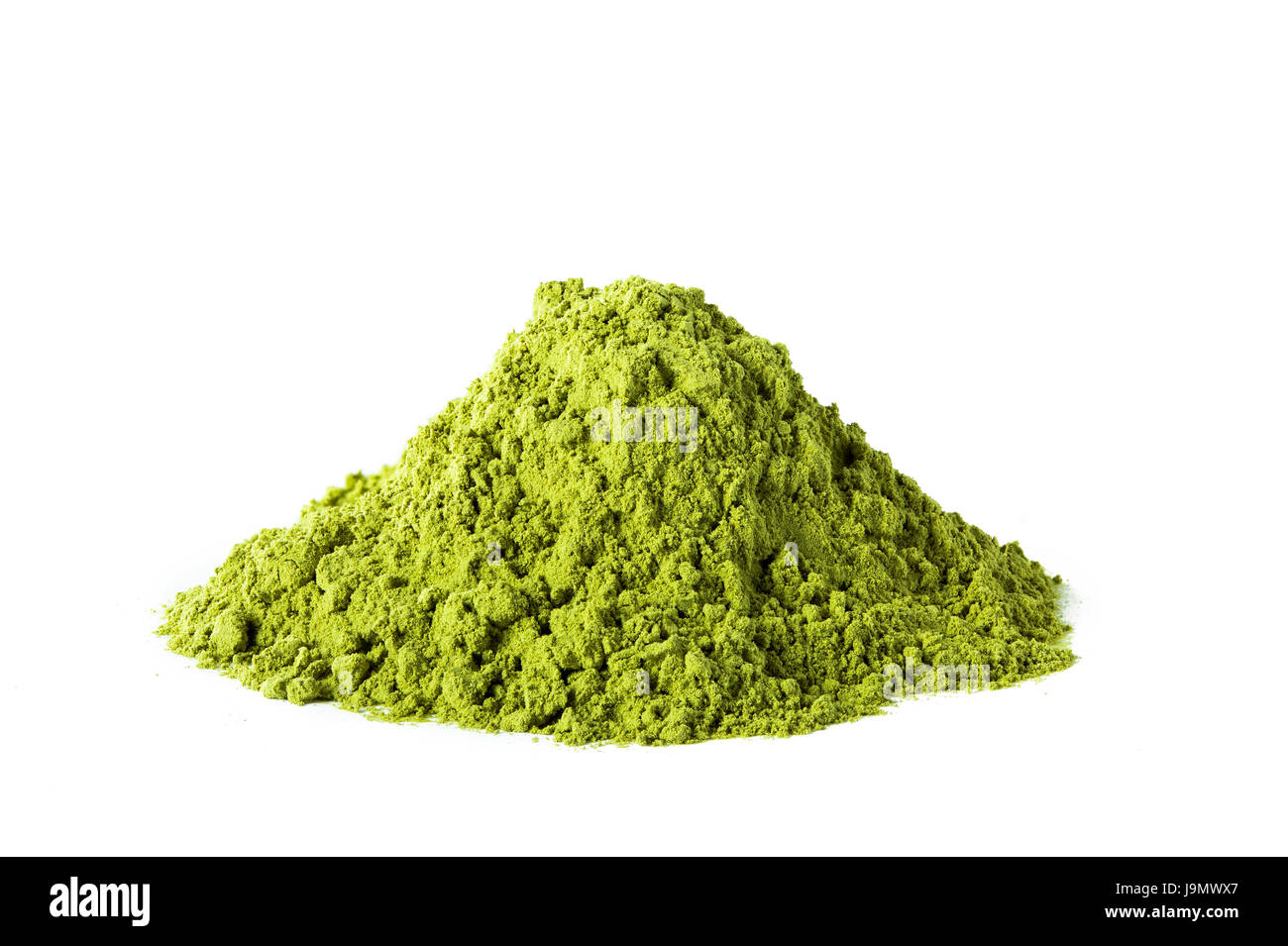 Tas de poudre de thé vert matcha isolé sur fond blanc Banque D'Images