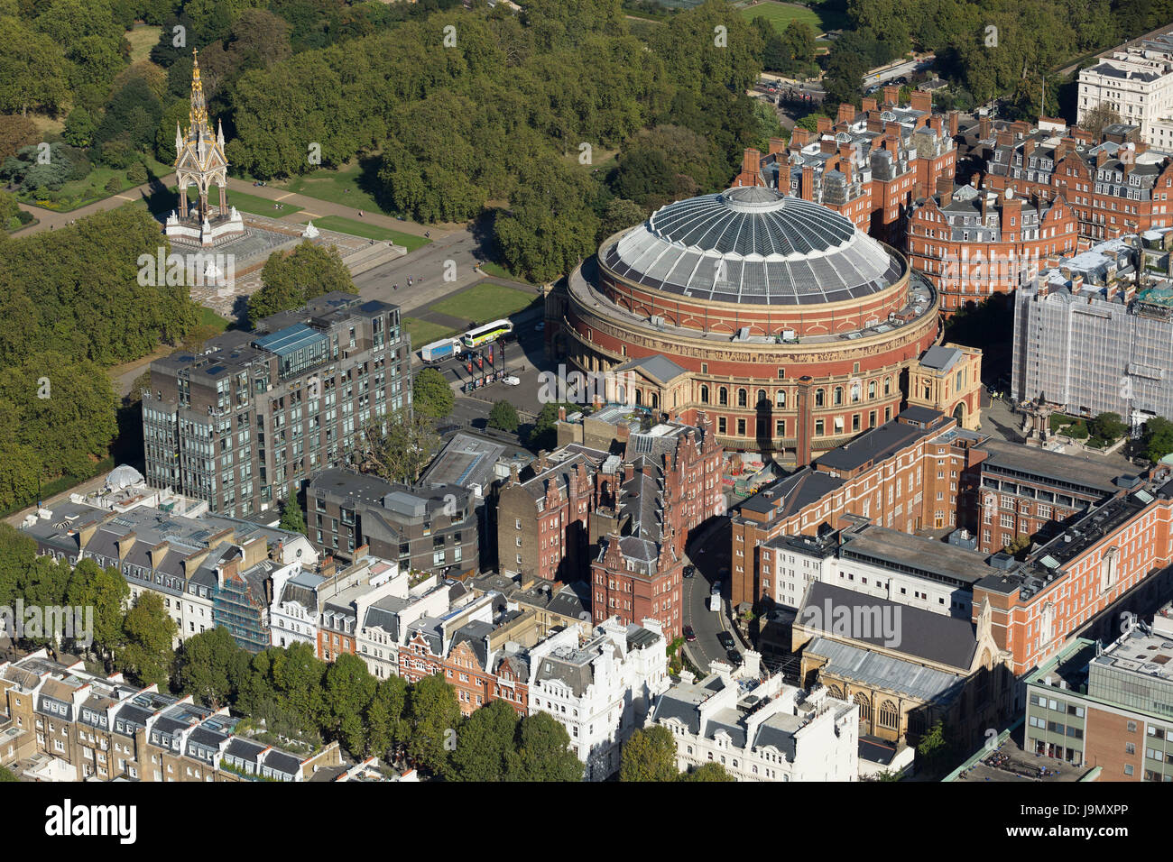 Vue aérienne du Royal Albert Hall et Albert Memorial, Kensington Gore, les jardins de Kensington, Londres. La salle de concert a ouvert ses portes en 1871 Banque D'Images