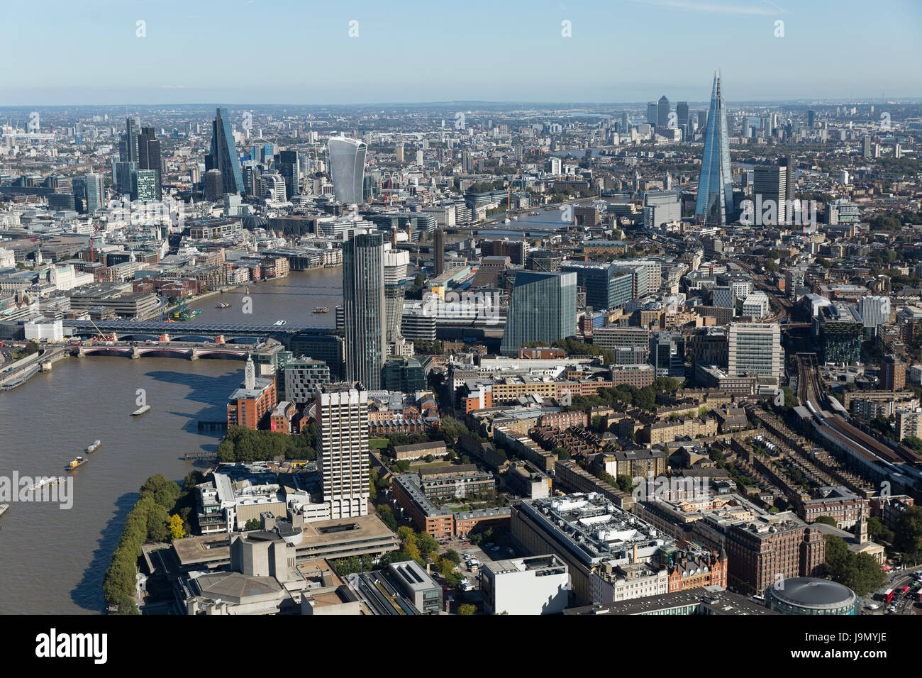 Une vue aérienne de Waterloo Bridge, à la rive sud de la Tamise à l'ensemble de la ville en direction de Canary Wharf. Banque D'Images