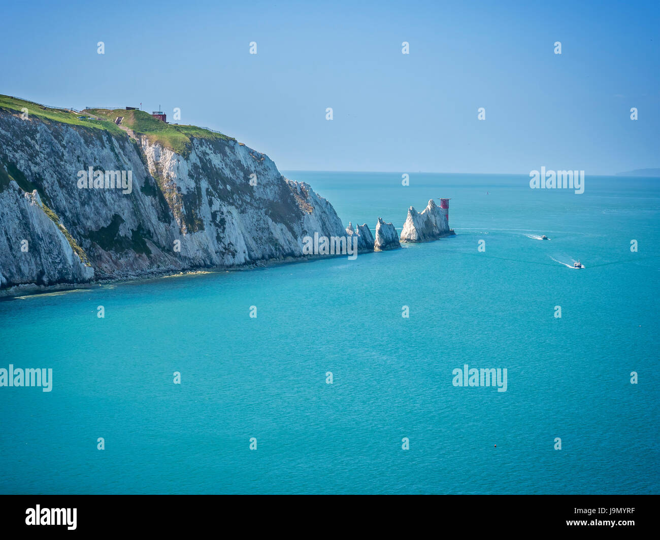 Les Aiguilles - est une ligne de trois piles de craie qui s'élèvent de la mer au large de l'extrémité ouest de l'île de Wight, à proximité de l'Alun Banque D'Images
