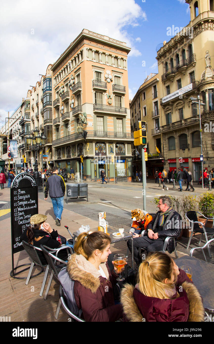 La Rambla -- ou Las Ramblas -- est un quartier animé de 1,2km de long  surtout promenade piétonnière, bordée de cafés, boutiques et magasins de  fleurs à Barcelone, Espagne Photo Stock - Alamy