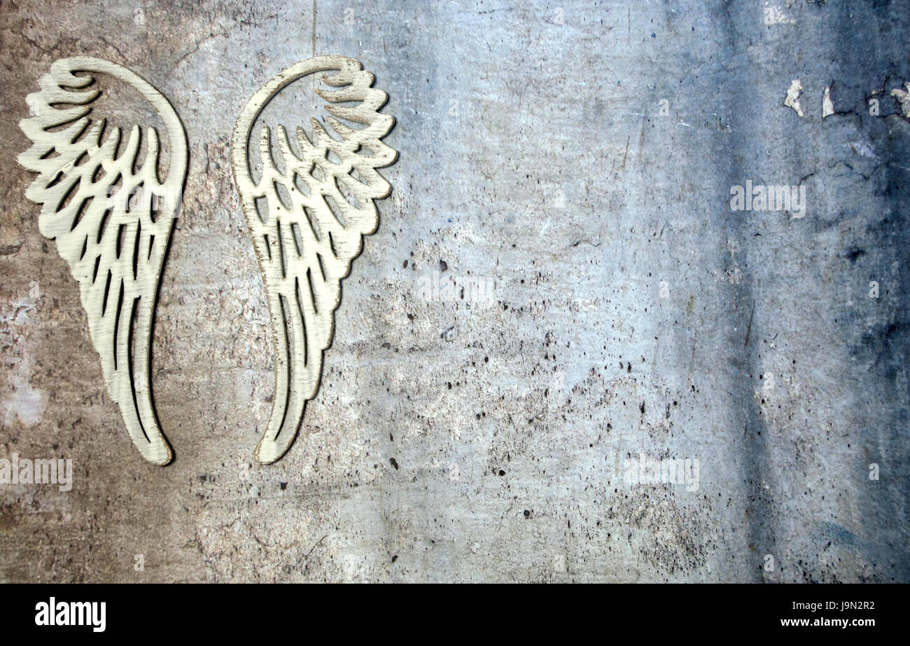 Ailes d'anges sur fond de métal en détresse Banque D'Images