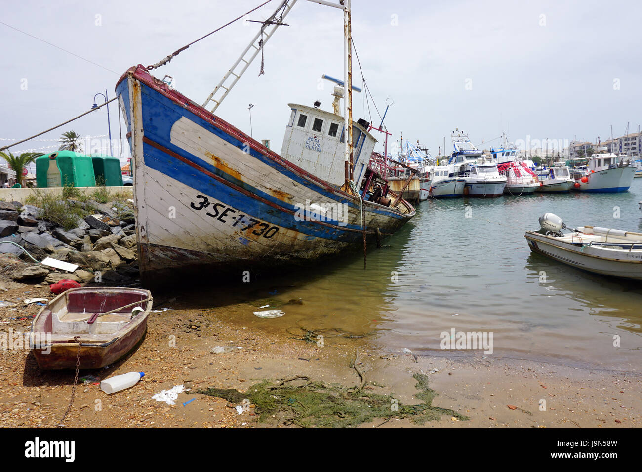 Costa de la Luz Isla Canela et moral Cristina abandonné fait naufrage Bateau de pêche en bois échoués Banque D'Images