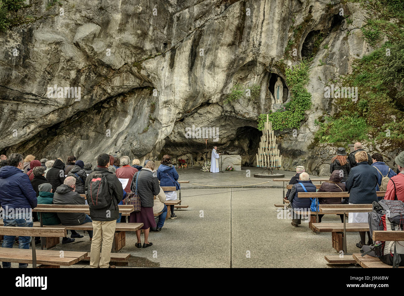 Grotte de la Vierge Immaculée Conception à Lourdes, France Banque D'Images