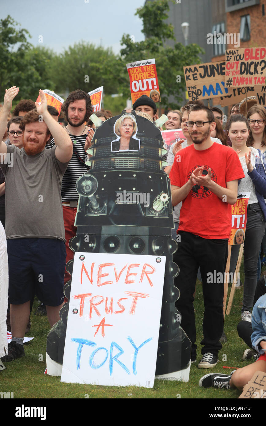 Remarque GROS MOTS SUR LES PANNEAUX des manifestants et partisans à l'extérieur du campus de l'Université de New York avant que le premier ministre et leader du travail Theresa peut prendre part à Jeremy Corbyn BBC1's Question spéciale à temps présenté par David Dimbleby. Banque D'Images