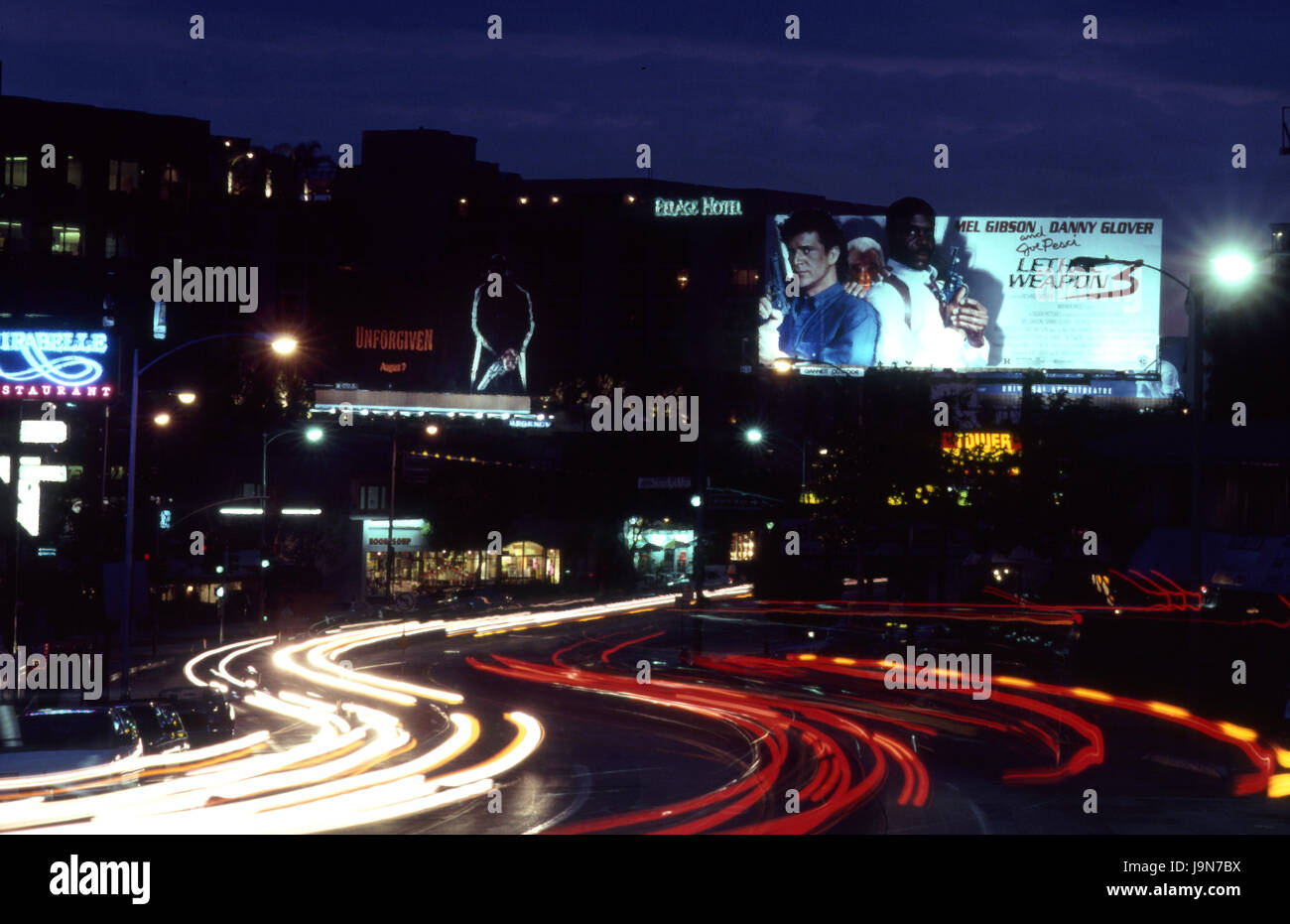 Vue sur le Sunset Strip de nuit y compris les panneaux d'animation à Los Angeles, CA vers 1992 Banque D'Images