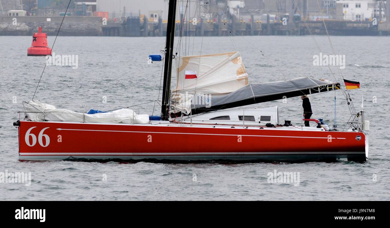 AJAXNETPHOTO. 29MAI 2017. PLYMOUTH, en Angleterre. - TRANSAT - DEUX ÉTOILES ROTE ENTRÉE 66 CO SKIPPÉ PAR UWE ROTTGERING PAJKOWSKA L'ASIE DE L'ALLEMAGNE ET DE LA POLOGNE. PHOTO:TONY CARNEY/AJAX REF : CT172905 53 Banque D'Images