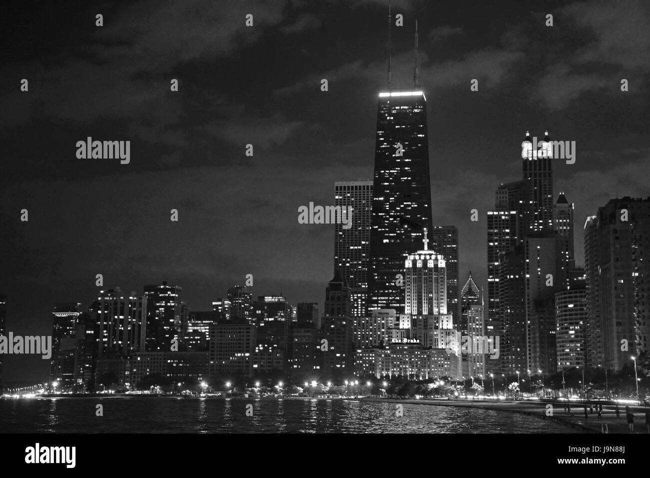 L'horizon de Chicago est illuminé la nuit à partir du lac tournant chemin dans Lincoln Park à la Côte d'or sur le quartier près de côté nord. Banque D'Images