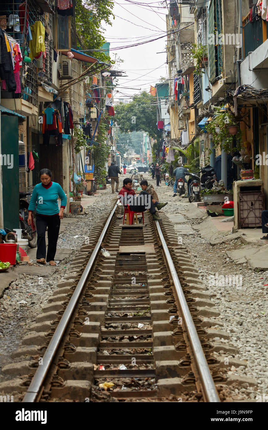 Les gens et les maisons à côté de la ligne de chemin de fer, Hanoi, Vietnam Banque D'Images