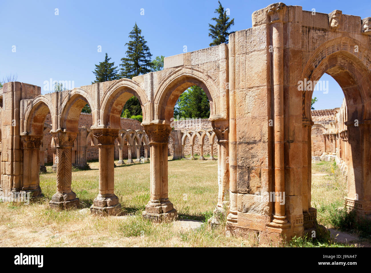 Cloître gothique ruinée de San Juan de Duero monastère à Soria Banque D'Images