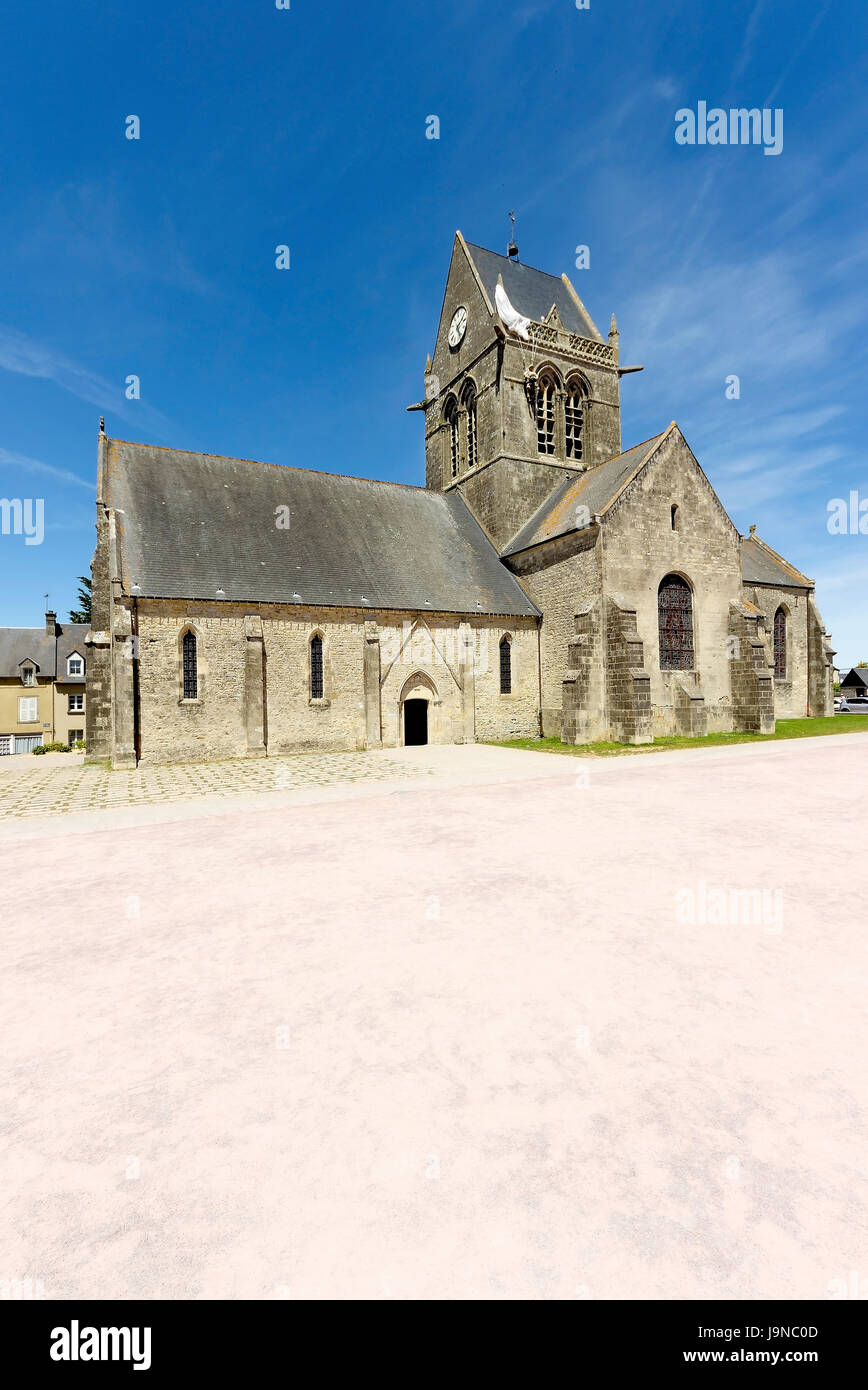 Paratrooper accroché sur le toit de l'église de SainteMèreEglise en