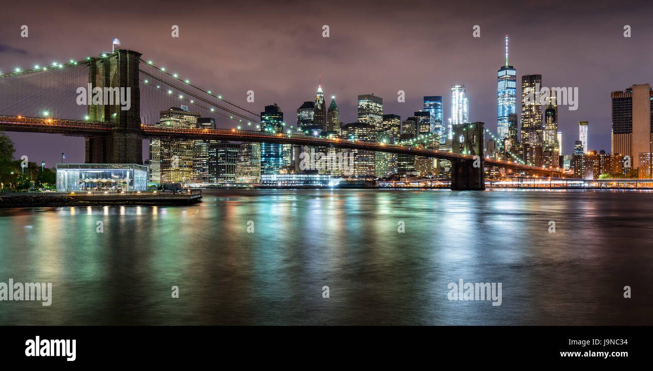 Vue panoramique sur le pont de Brooklyn avec quartier des gratte-ciel au crépuscule et de légers nuages. Lower Manhattan, New York City Banque D'Images