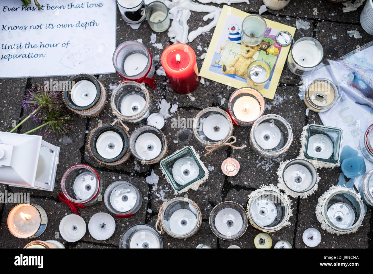 Manchester UK. 3e juin 2017. Déménagement à fleurs les 22 personnes tuées dans l'attaque terroriste à l'Ariana Grande concert à l'Arena de Manchester, Banque D'Images