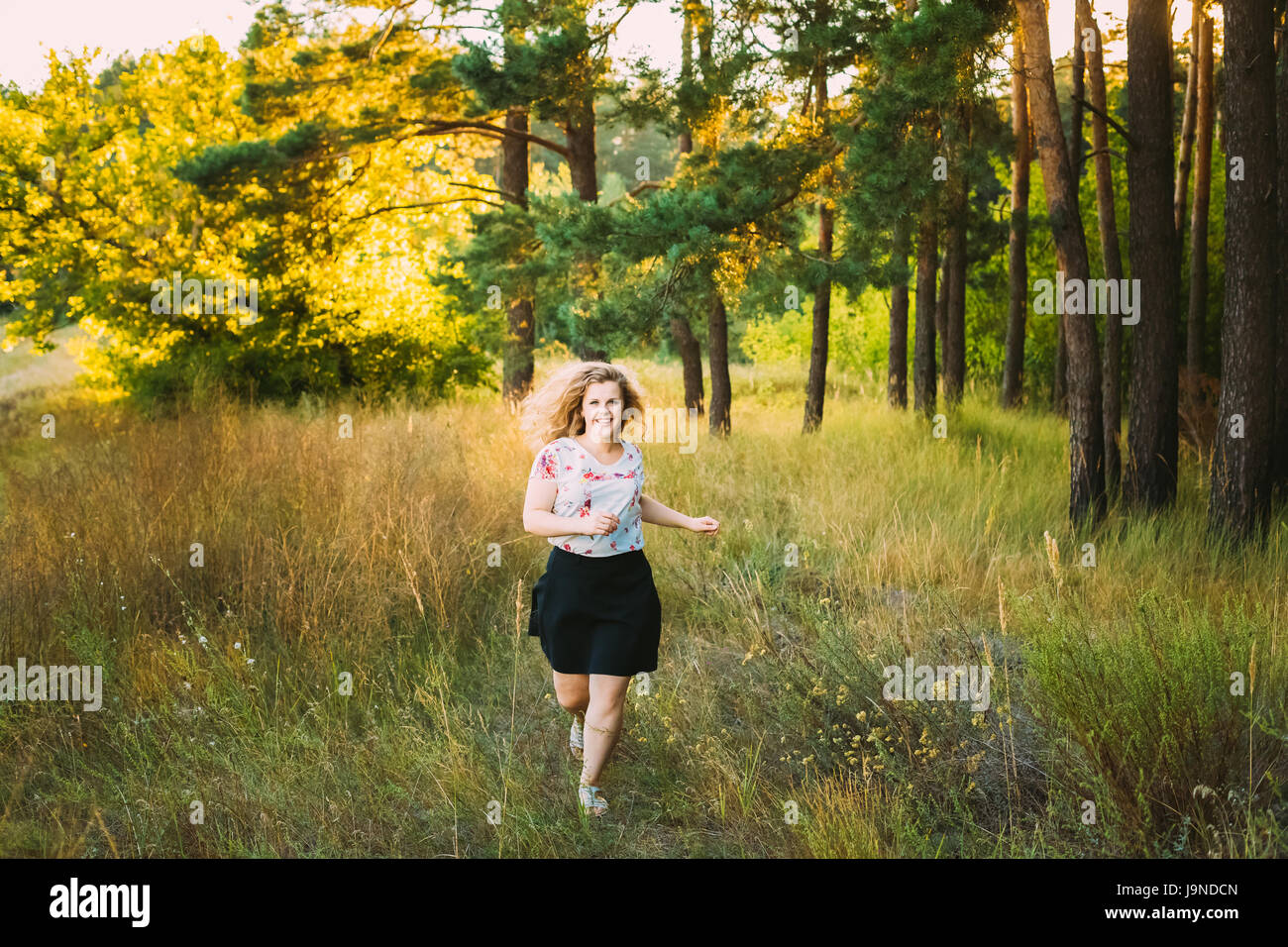 Tres Jolie Grande Taille Woman Laughing Girl Happy Smiling Woman In White T Shirt Courir En Foret Verte D Ete Fun Pratiquer Des Activites De Plein Air Nature De L Ete Photo Stock Alamy Tres Jolie Grande Taille Woman Laughing Girl Happy Smiling Woman In White T Shirt Courir En Foret Verte D Ete Fun Pratiquer Des Activites De Plein Air Nature De L Ete Photo Stock Alamy