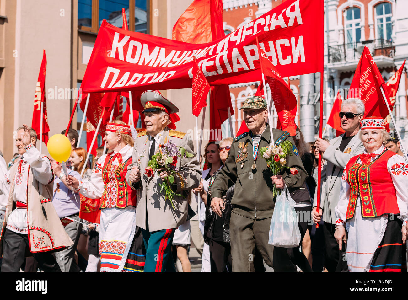 Gomel Homiel Fête de la victoire 9 Mai Fête. Les membres du parti communiste de Biélorussie en formation au Gala Cérémonie défilé festif sur Déménagement Procession Banque D'Images