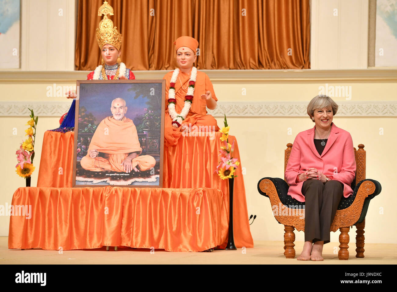 Premier ministre Theresa peut, au cours de sa visite à l'Hindu Temple, Temple BAPS Shri Swaminarayan Mandir, à Neasden, Londres. Banque D'Images