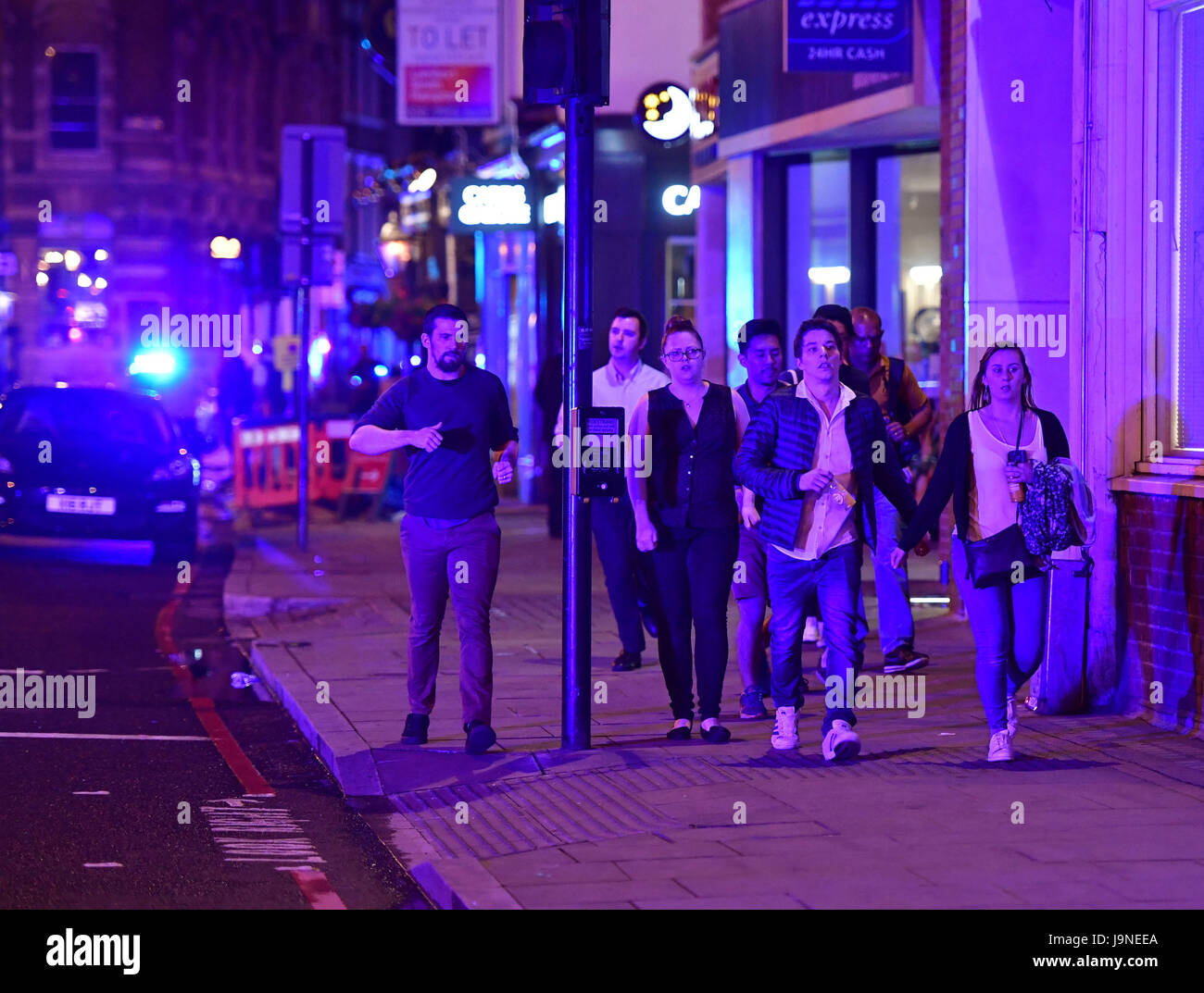 Les gens descendent Borough High Street alors que la police fait face à un « incident majeur » au London Bridge. Banque D'Images