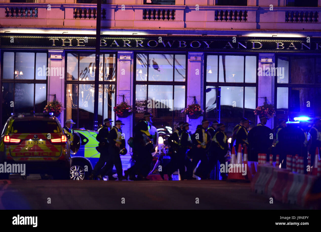 La police devant le Barrowboy et banquier Public House sur la rue la police comme s'agit d'un "incident majeur" à London Bridge. Banque D'Images