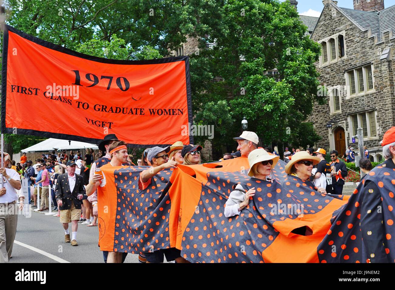 Des anciens de l'Université de Princeton habillé en orange et noir dans le joyeusement mars P-rade, le couronnement de la New Jersey college réunions annuelles du Banque D'Images