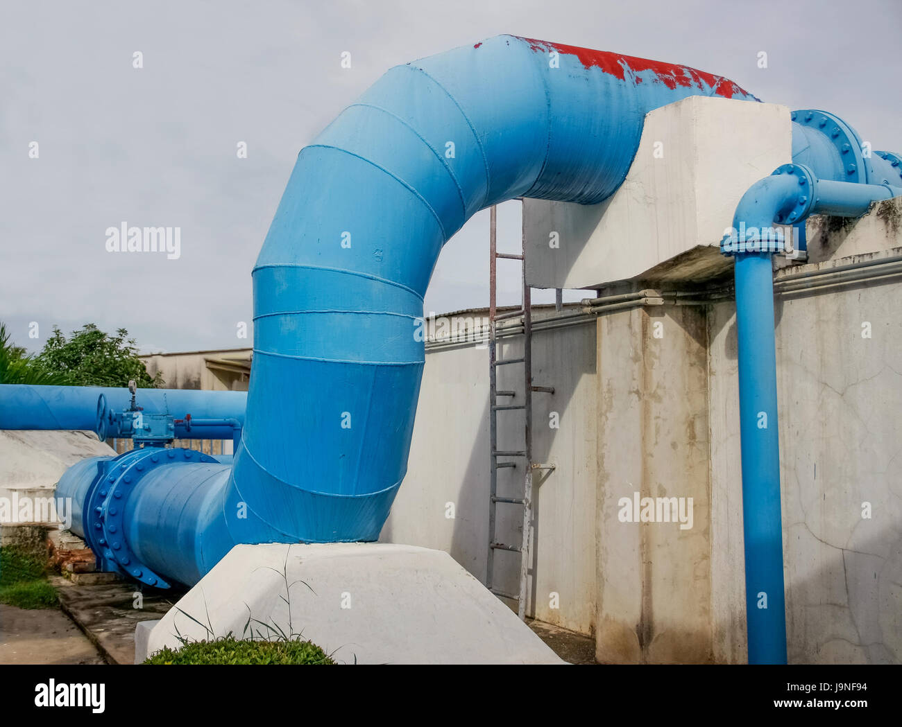 Brides, raccords, valves et tuyaux d'une eau d'irrigation Banque D'Images