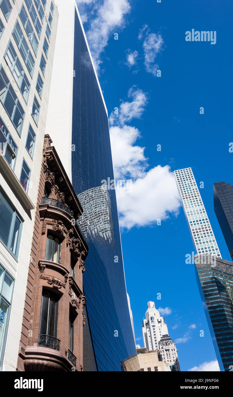 35 West 57th construit en 1920 se dresse comme une revanche de nouveaux gratte-ciel y compris 432 Park Avenue, le plus haut immeuble résidentiel à New York City Banque D'Images