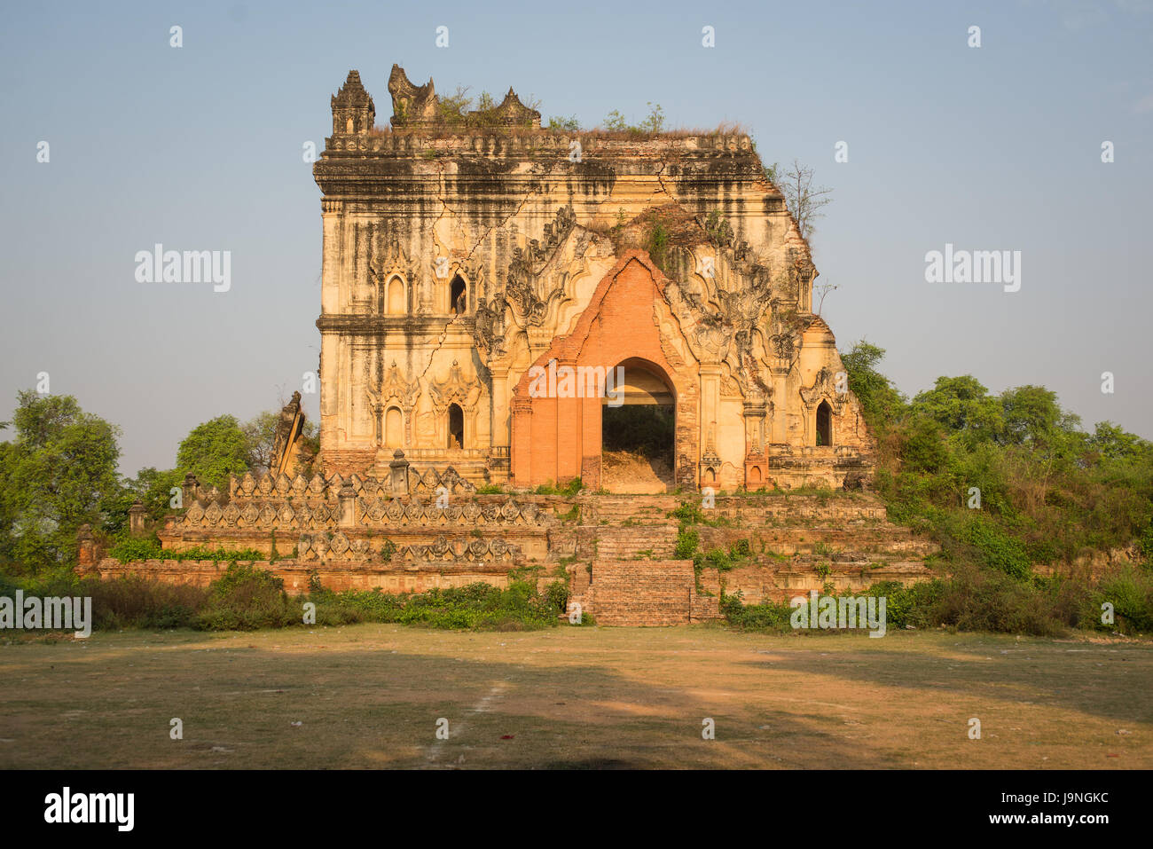 Dans un complexe de la pagode près de Mandalay, Myanmar. Banque D'Images