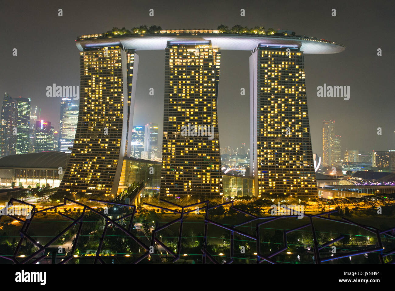 Marina Bay Sands Hotel de nuit, à Singapour. Banque D'Images