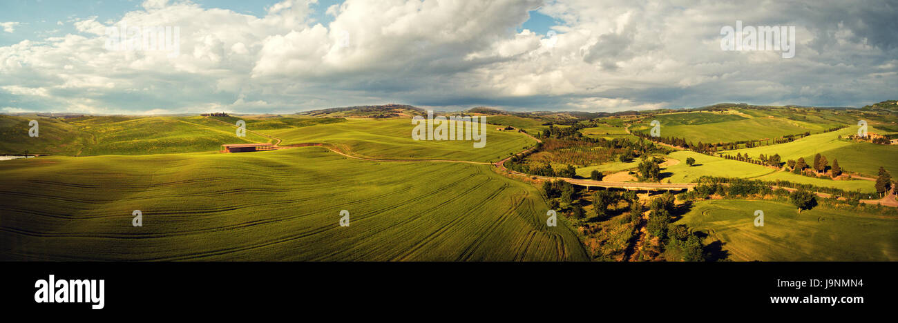 La campagne toscane collines, superbe vue aérienne au printemps. Banque D'Images