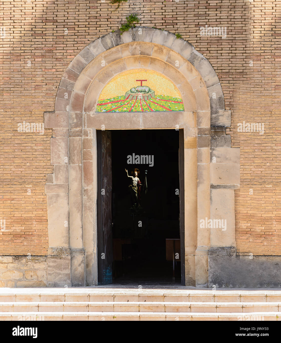 Statue de Jésus illuminé par un rayon de lumière Banque D'Images