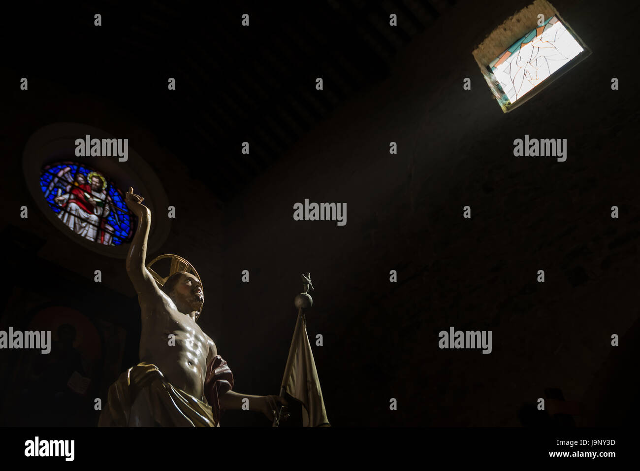 Statue de Jésus illuminé par un rayon de lumière Banque D'Images