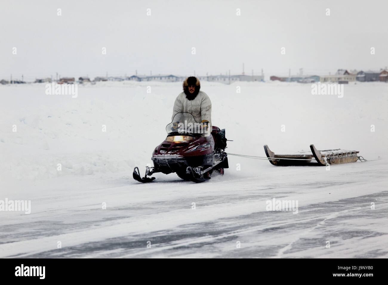 Amérique du Nord, Canada, territoires du Nord-Ouest Territoires du Nord-Ouest,,Iceroad Ice-Road,,Tuktoyaktuk Tuktoyaktuk,motoneige,Inuit,, Banque D'Images