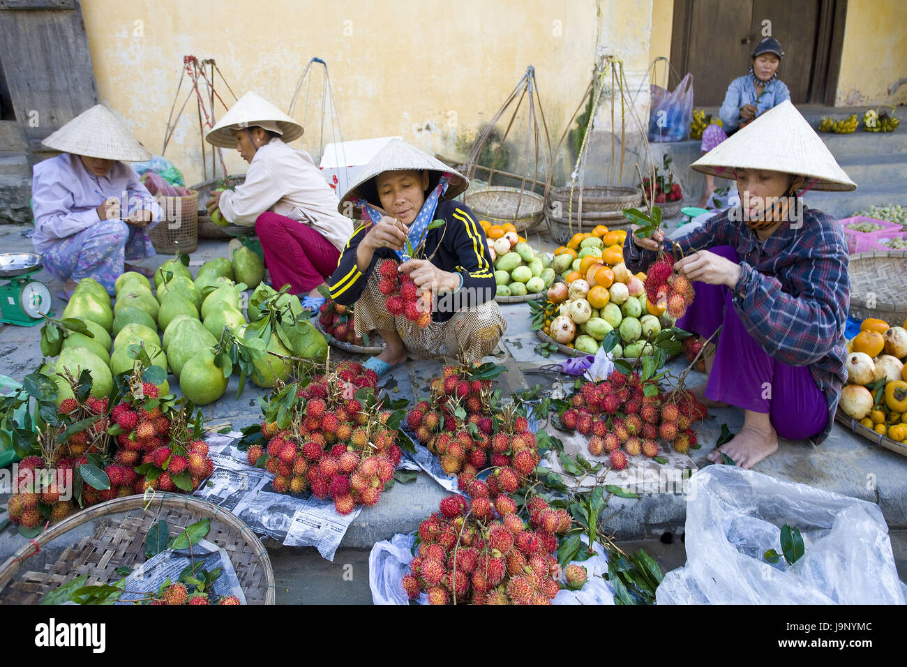 Hoi An Vietnam,Dans Makrtfrauen,rue,ventes,fruits, Banque D'Images