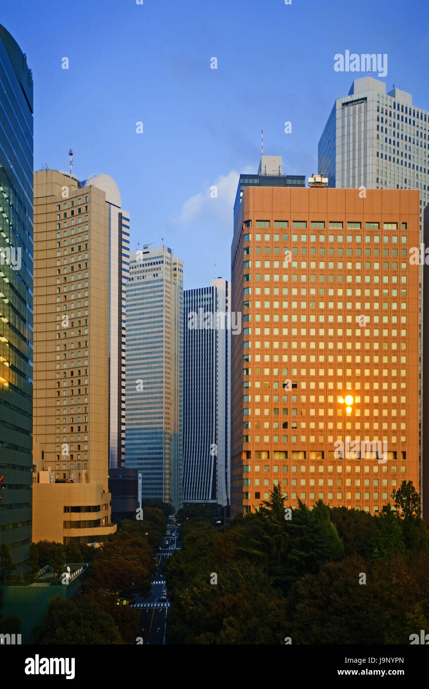 Le Japon,Tokyo, Shinjuku District,Côté ouest,des tours,lumière du soir, Banque D'Images