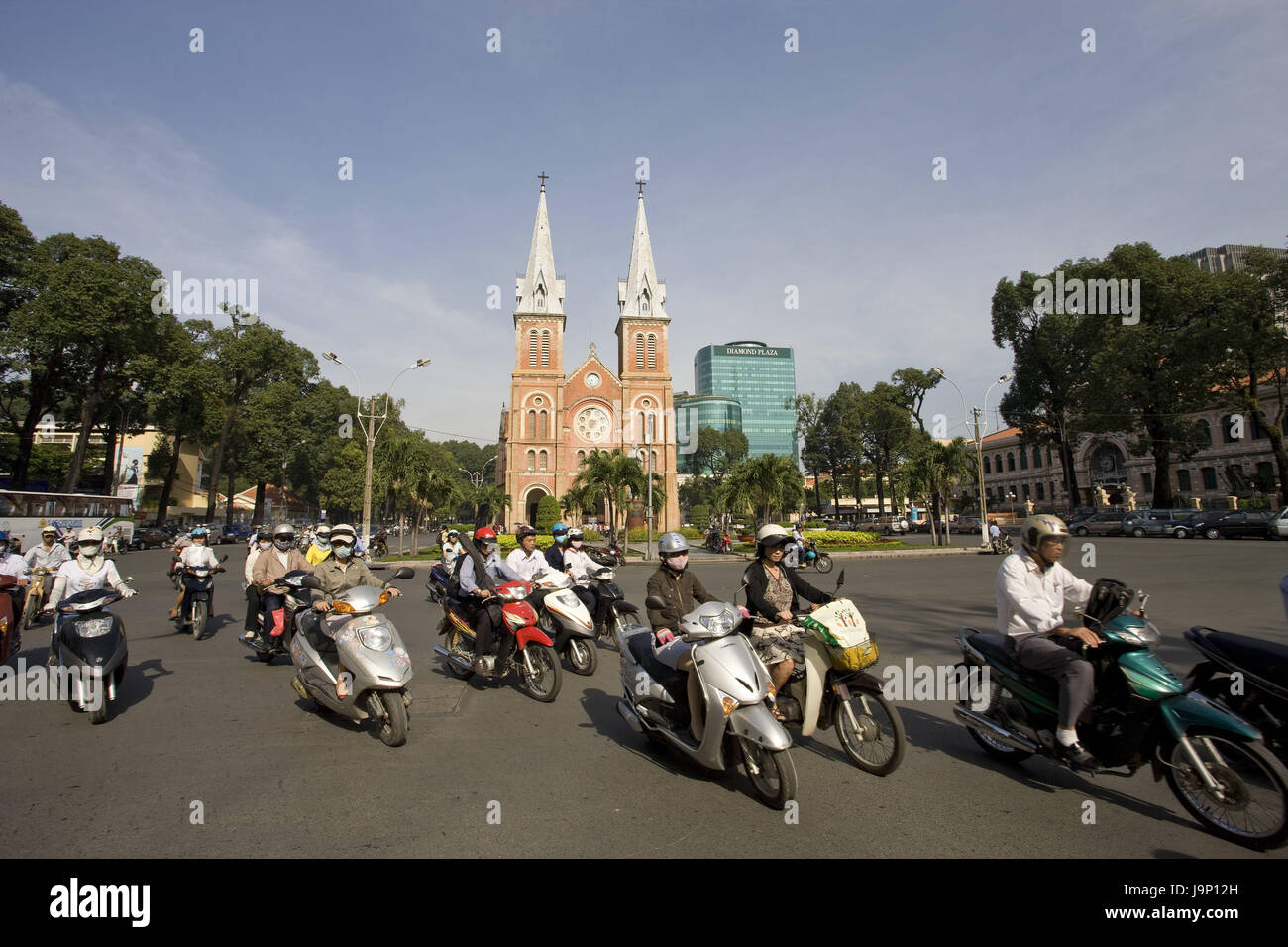 Vietnam, Ho Chi Minh Stadt,Cathédrale notre dame,motard, Banque D'Images