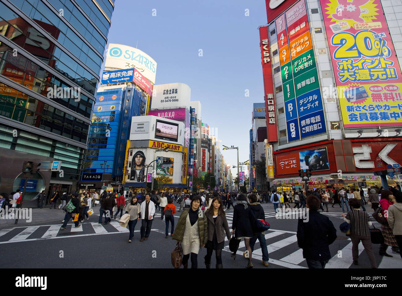 Le Japon,Tokyo, Shinjuku District,Côté Est,passant, Banque D'Images