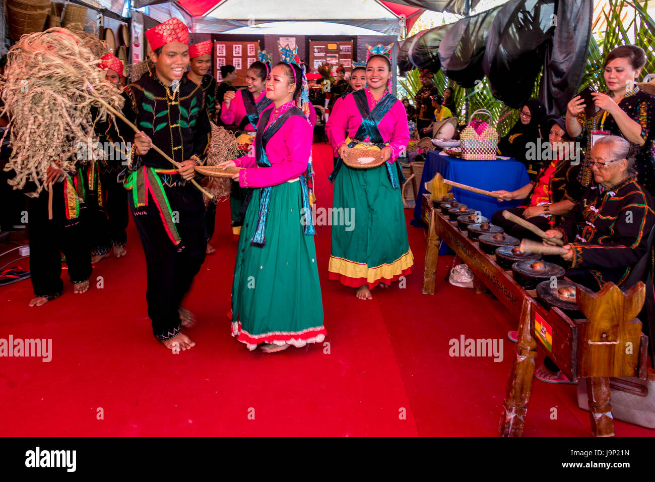 Rassemblement de groupes autochtones kadazandusan sur dernier jour de Pesta Kaamatan ou Hogkod Koisaan au festival des récoltes KDCA à Kota Kinabalu Sabah Malaisie Banque D'Images