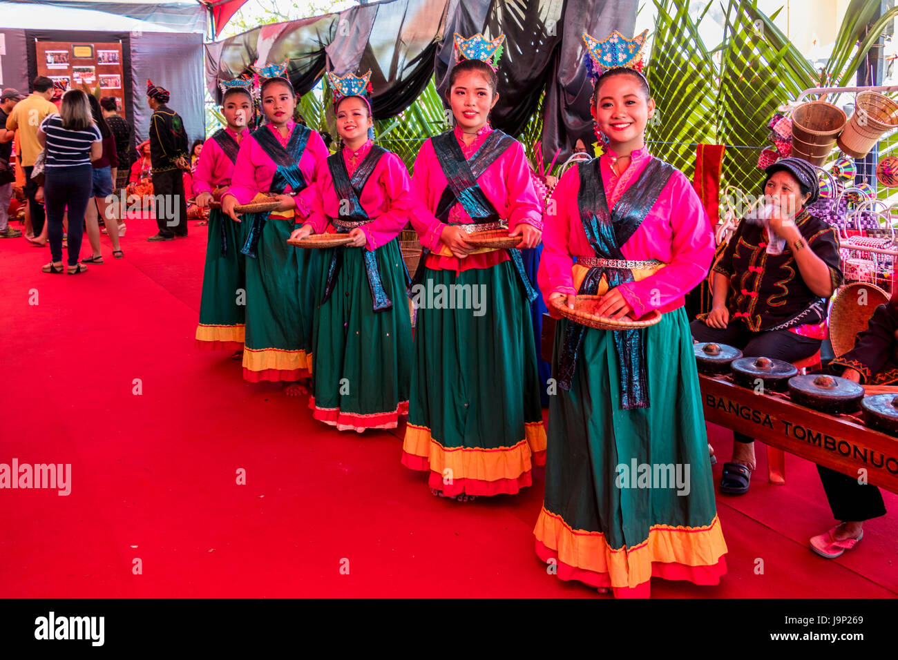 Rassemblement de groupes autochtones kadazandusan sur dernier jour de Pesta Kaamatan ou Hogkod Koisaan au festival des récoltes KDCA à Kota Kinabalu Sabah Malaisie Banque D'Images
