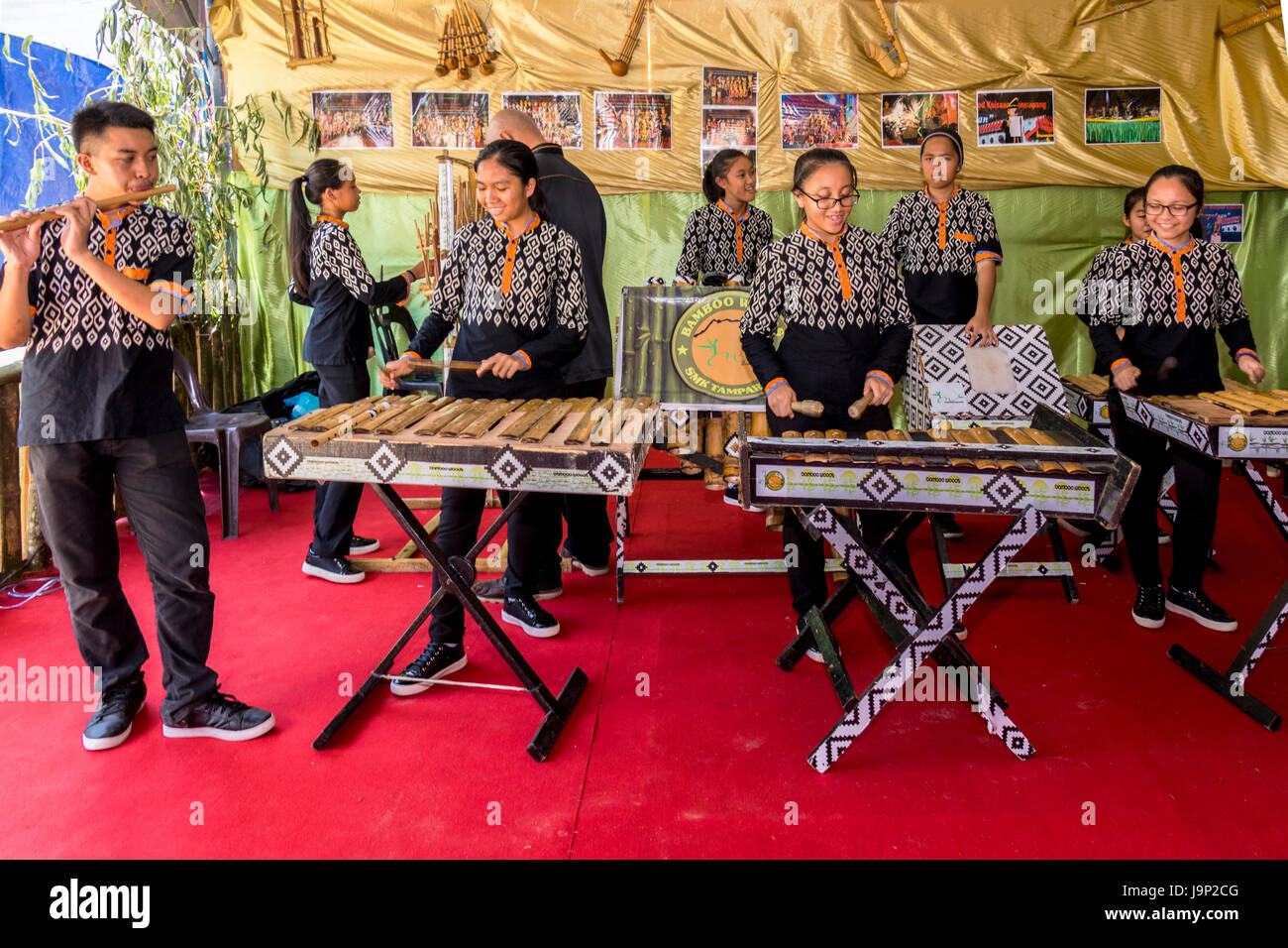 Rassemblement de groupes autochtones kadazandusan sur dernier jour de Pesta Kaamatan ou Hogkod Koisaan au festival des récoltes KDCA à Kota Kinabalu Sabah Malaisie Banque D'Images