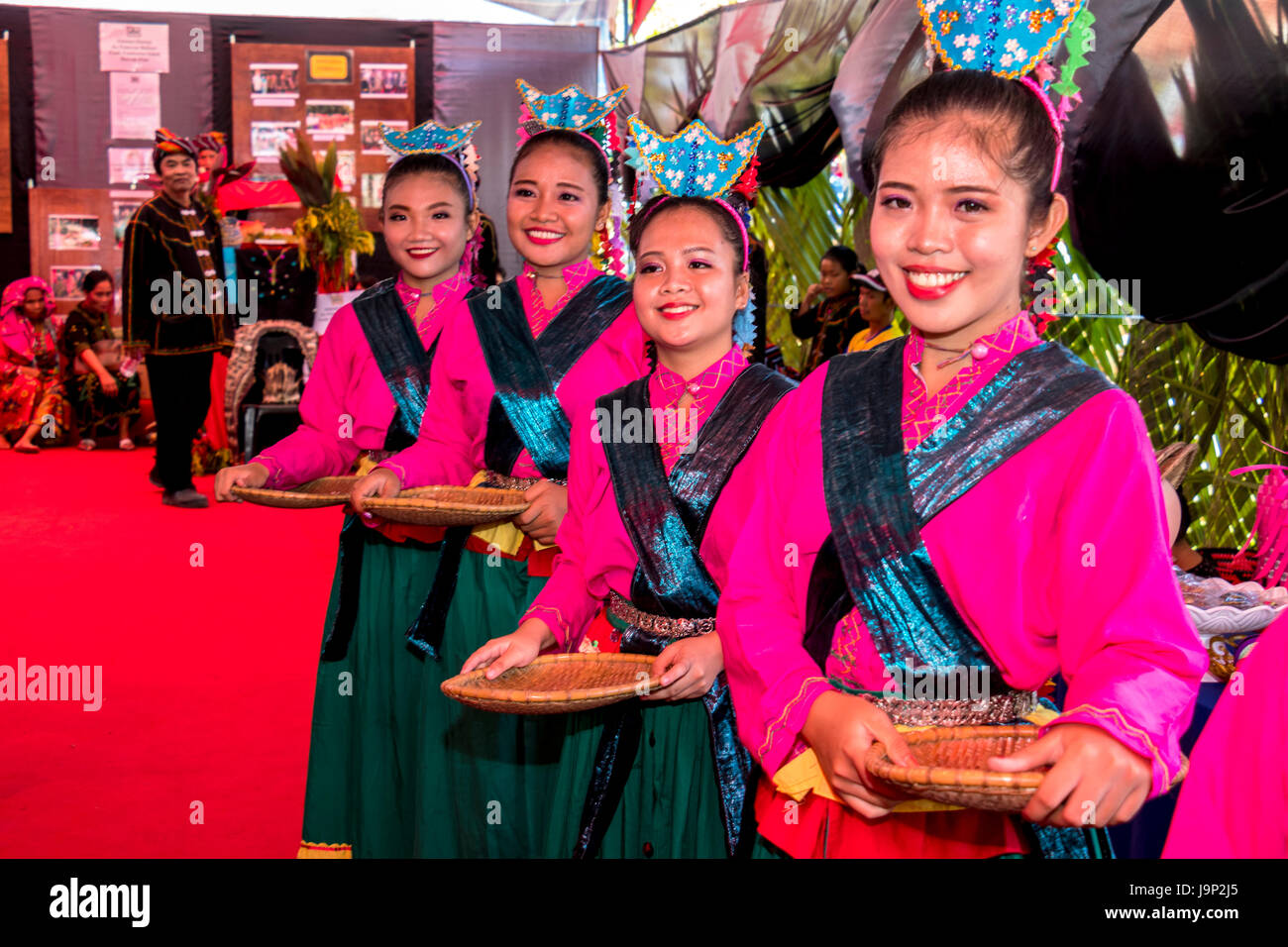 Rassemblement de groupes autochtones kadazandusan sur dernier jour de Pesta Kaamatan ou Hogkod Koisaan au festival des récoltes KDCA à Kota Kinabalu Sabah Malaisie Banque D'Images