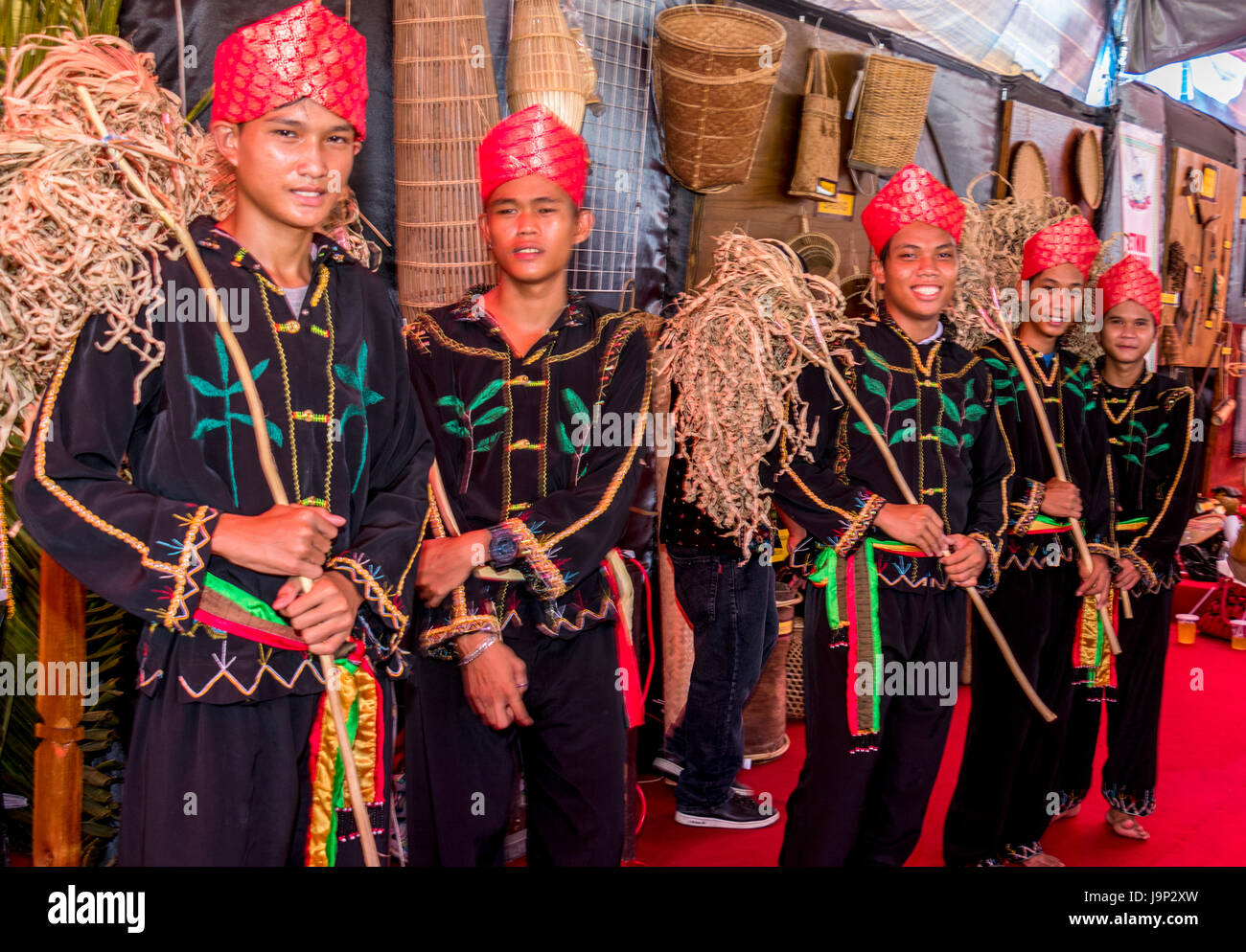 Rassemblement de groupes autochtones kadazandusan sur dernier jour de Pesta Kaamatan ou Hogkod Koisaan au festival des récoltes KDCA à Kota Kinabalu Sabah Malaisie Banque D'Images